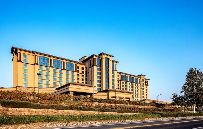 Exterior Cache Creek Casino Resort Image